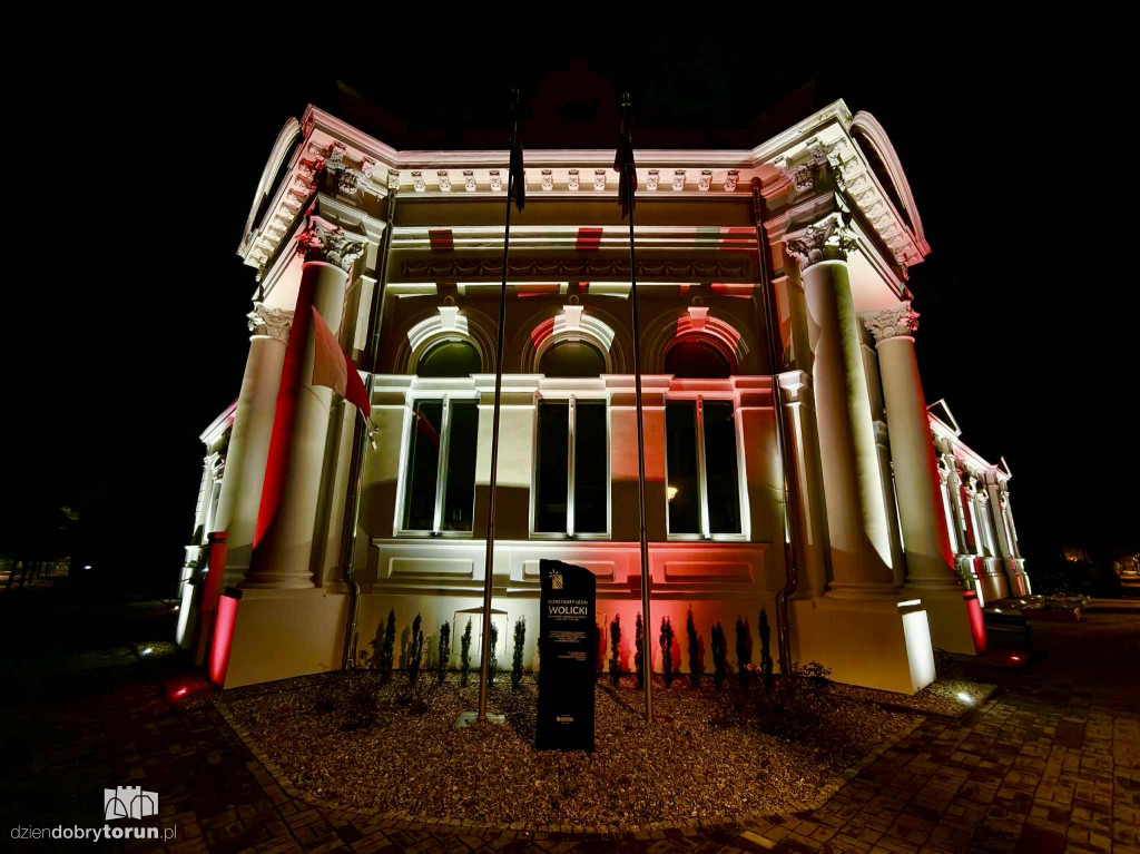 Ciechocińskie tężnie w biało-czerwonych barwach