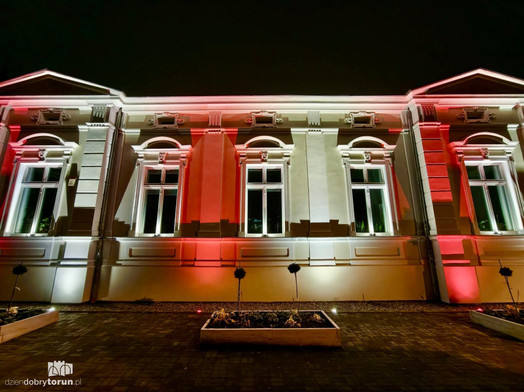 Ciechocińskie tężnie w biało-czerwonych barwach