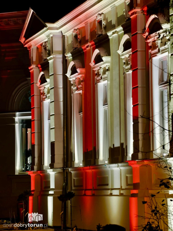 Ciechocińskie tężnie w biało-czerwonych barwach