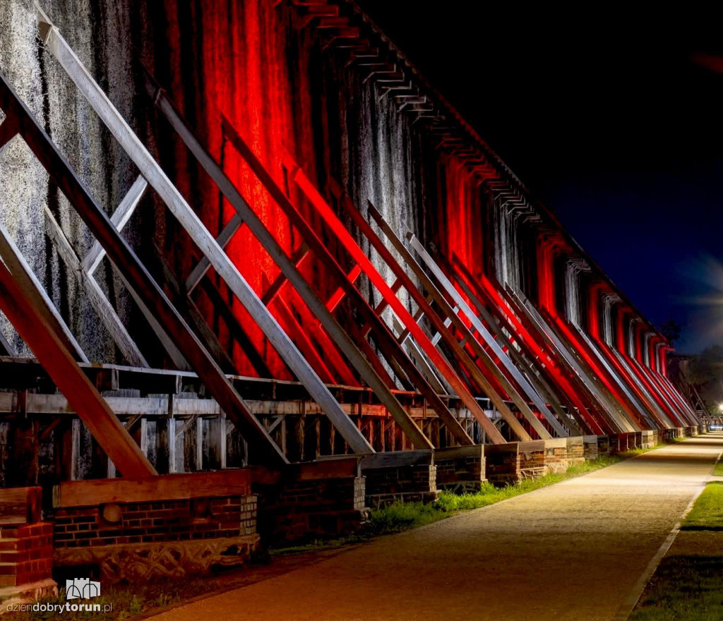 Ciechocińskie tężnie w biało-czerwonych barwach