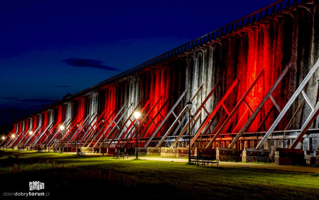 Ciechocińskie tężnie w biało-czerwonych barwach