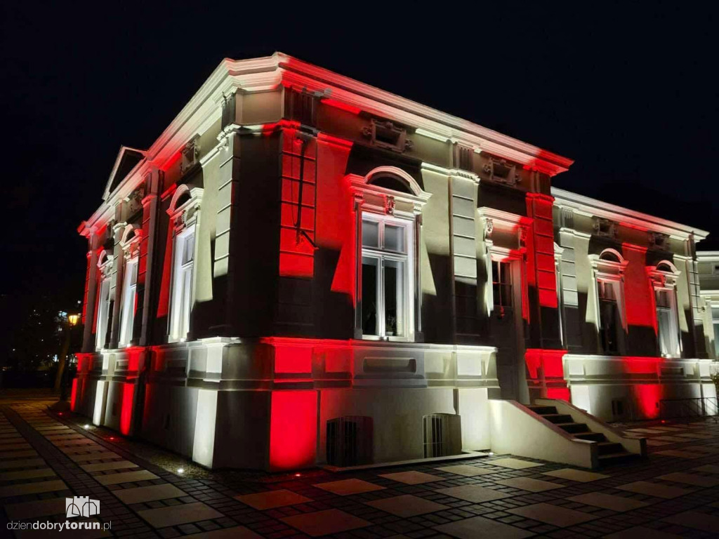 Ciechocińskie tężnie w biało-czerwonych barwach