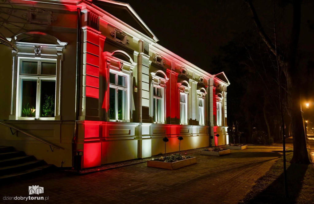 Ciechocińskie tężnie w biało-czerwonych barwach