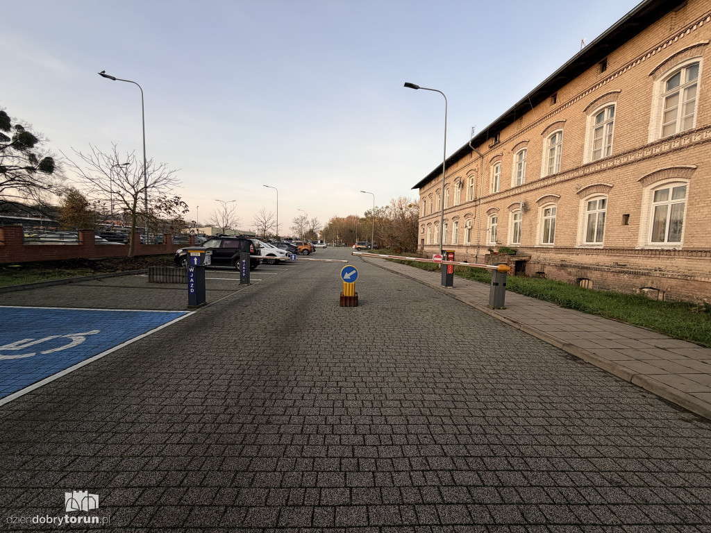 Dworzec zaparkowany jak pole bitwy