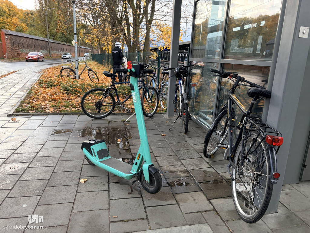 Dworzec zaparkowany jak pole bitwy