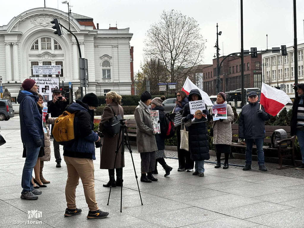 Pikieta pod Urzędem Miasta w trakcie sesji