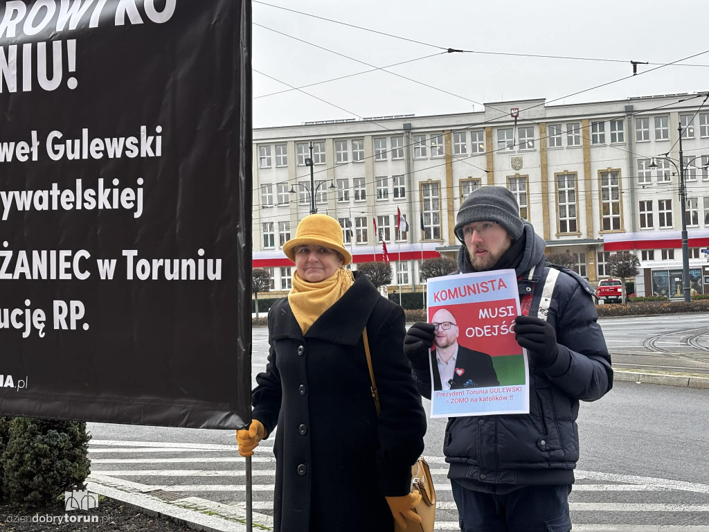Pikieta pod Urzędem Miasta w trakcie sesji