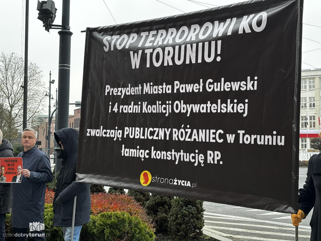 Pikieta pod Urzędem Miasta w trakcie sesji