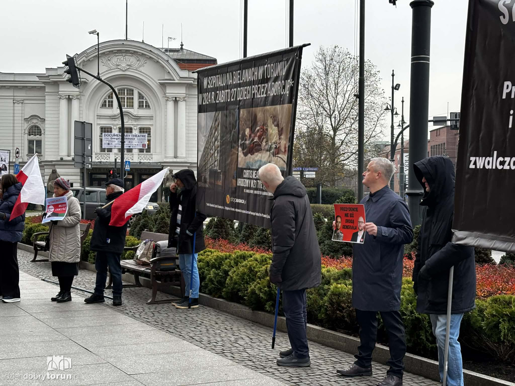 Pikieta pod Urzędem Miasta w trakcie sesji