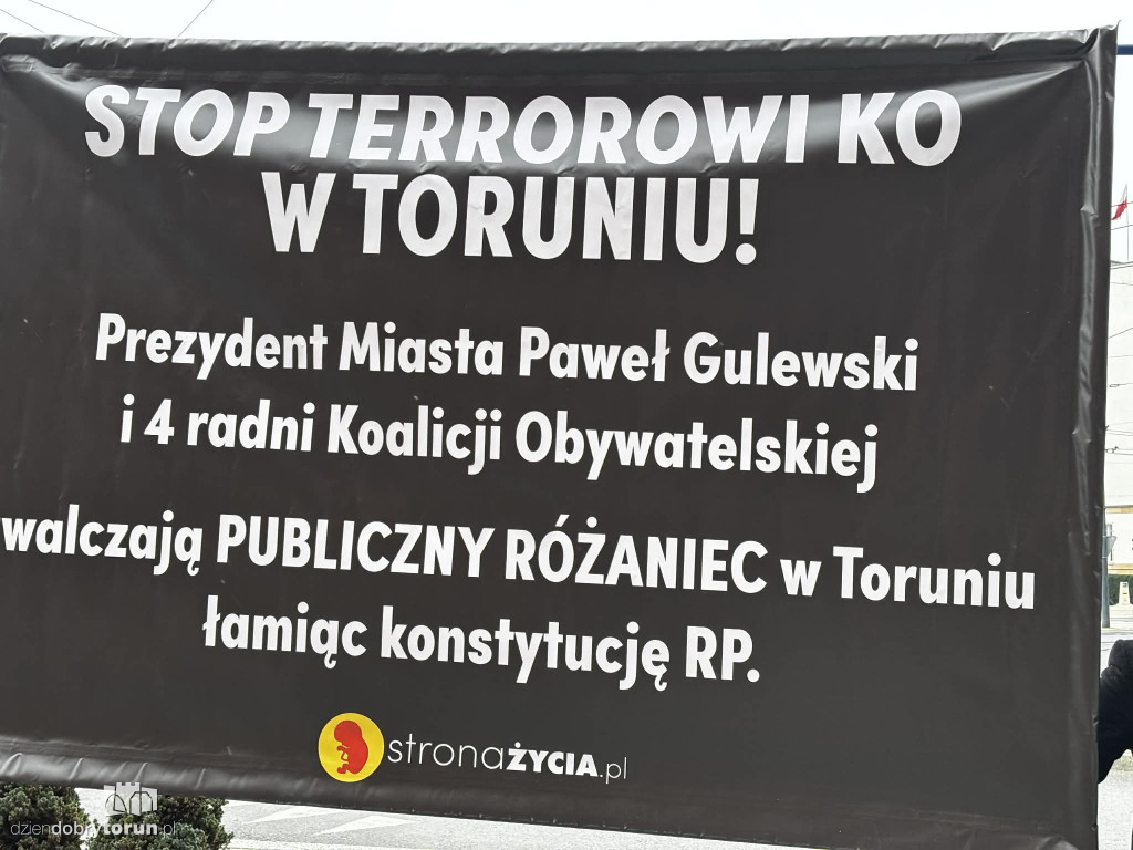 Pikieta pod Urzędem Miasta w trakcie sesji