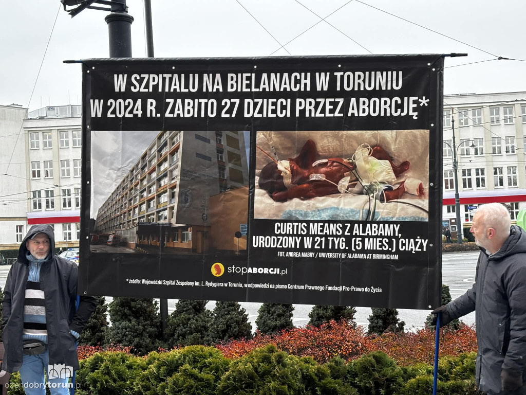 Pikieta pod Urzędem Miasta w trakcie sesji