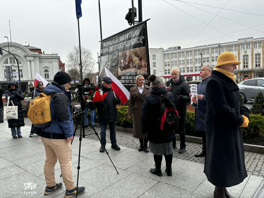 Pikieta pod Urzędem Miasta w trakcie sesji