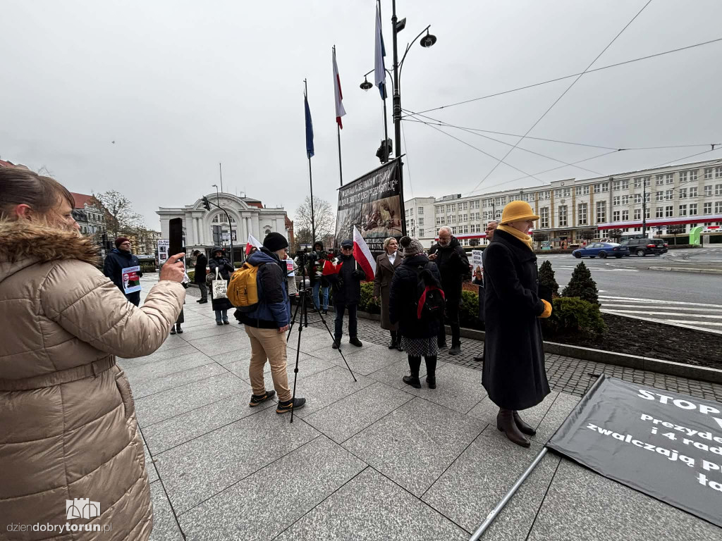 Pikieta pod Urzędem Miasta w trakcie sesji