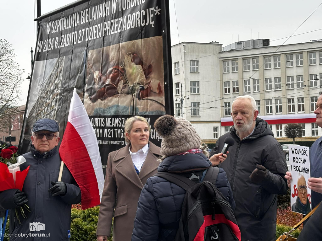 Pikieta pod Urzędem Miasta w trakcie sesji