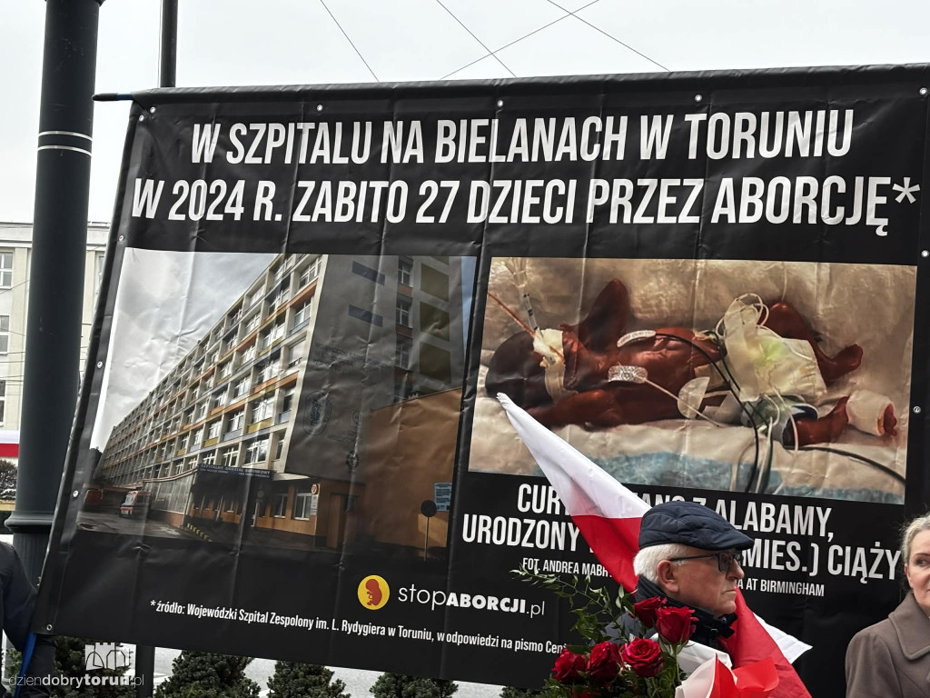 Pikieta pod Urzędem Miasta w trakcie sesji