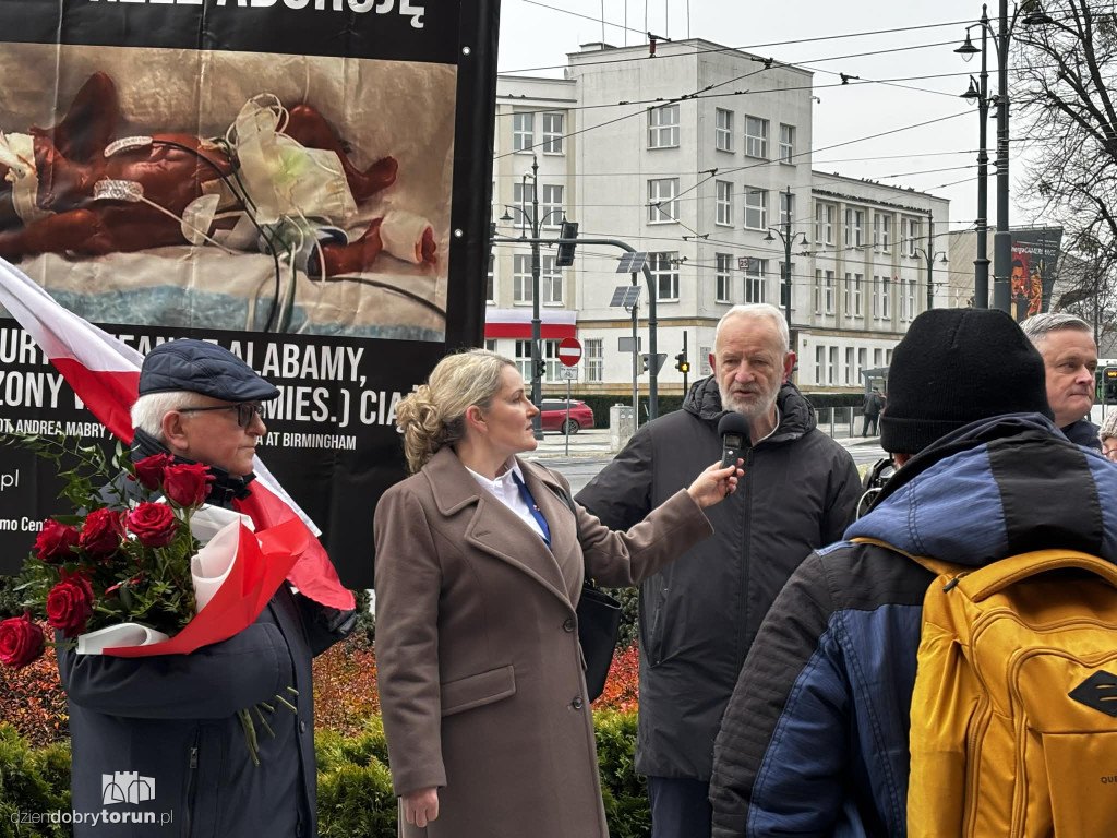 Pikieta pod Urzędem Miasta w trakcie sesji