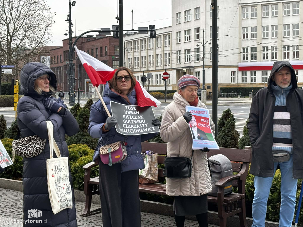 Pikieta pod Urzędem Miasta w trakcie sesji