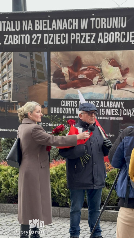 Pikieta pod Urzędem Miasta w trakcie sesji