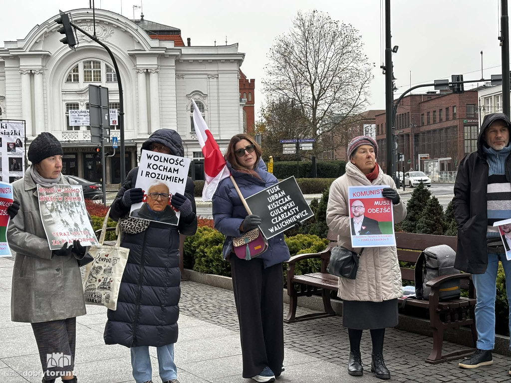 Pikieta pod Urzędem Miasta w trakcie sesji