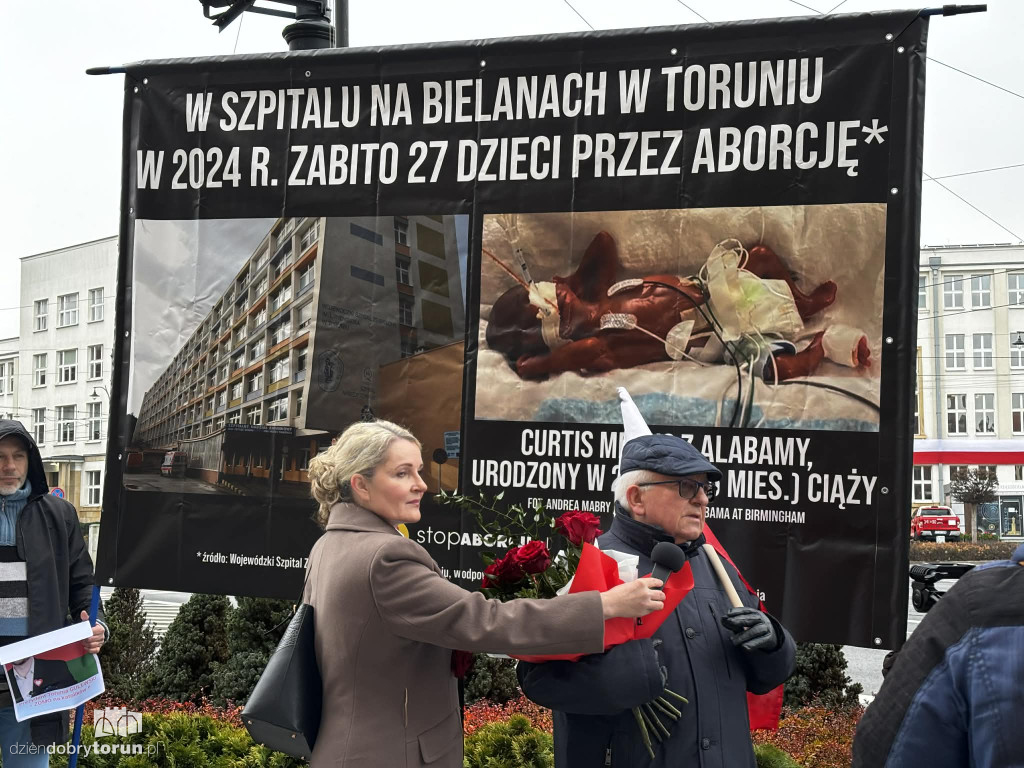 Pikieta pod Urzędem Miasta w trakcie sesji