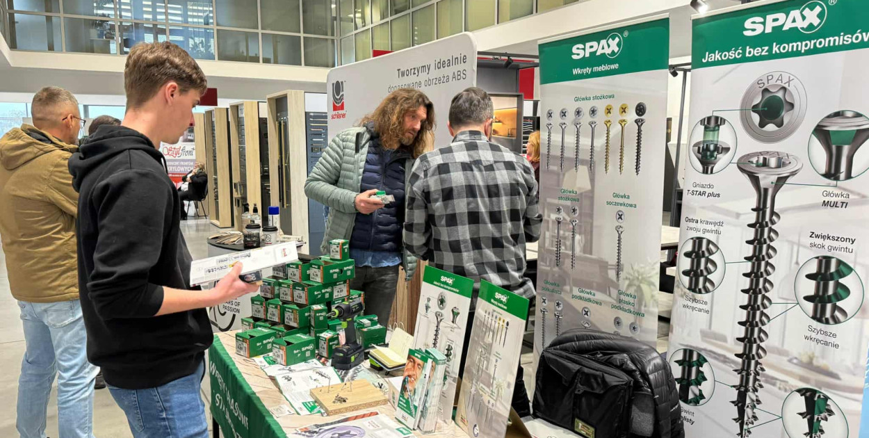 Drzwi otwarte w salonie Abler