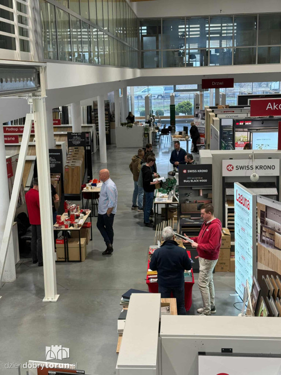 Drzwi otwarte w salonie Abler