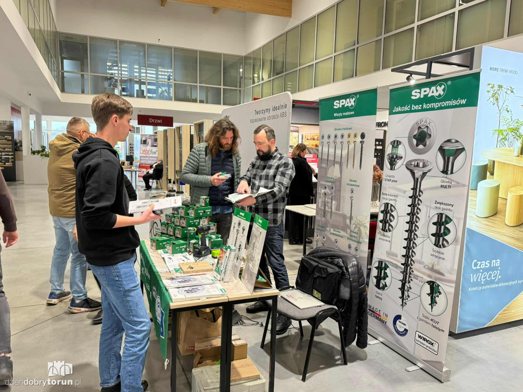 Drzwi otwarte w salonie Abler