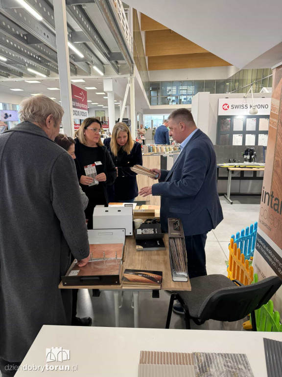 Drzwi otwarte w salonie Abler