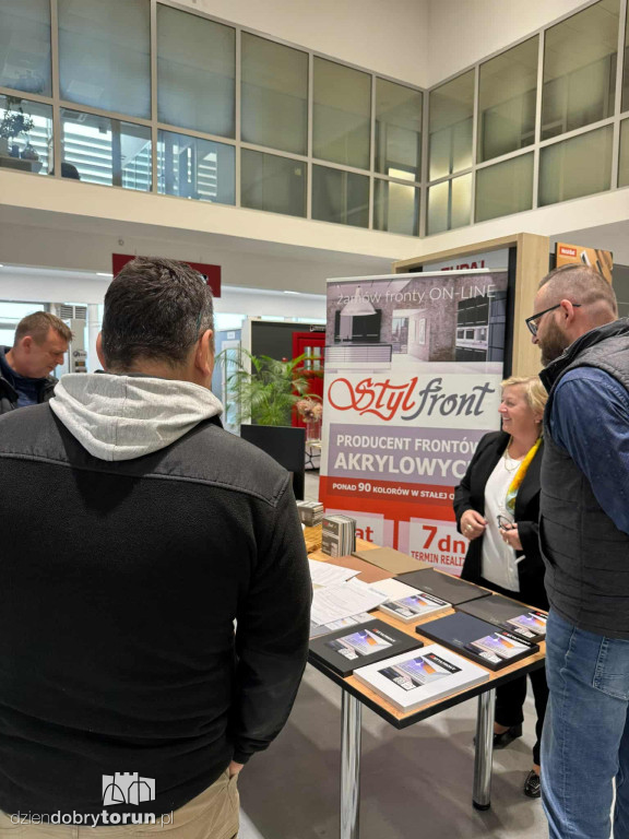 Drzwi otwarte w salonie Abler