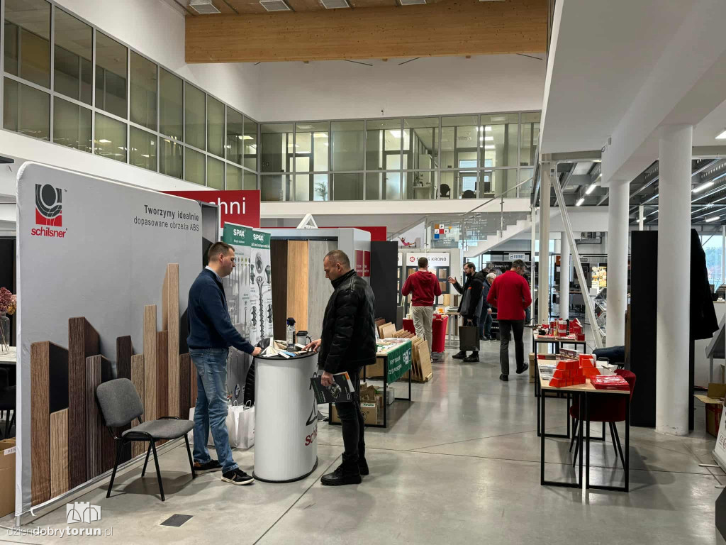 Drzwi otwarte w salonie Abler