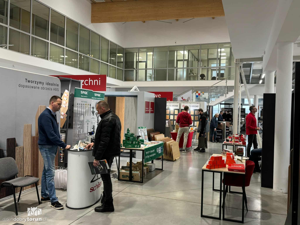 Drzwi otwarte w salonie Abler