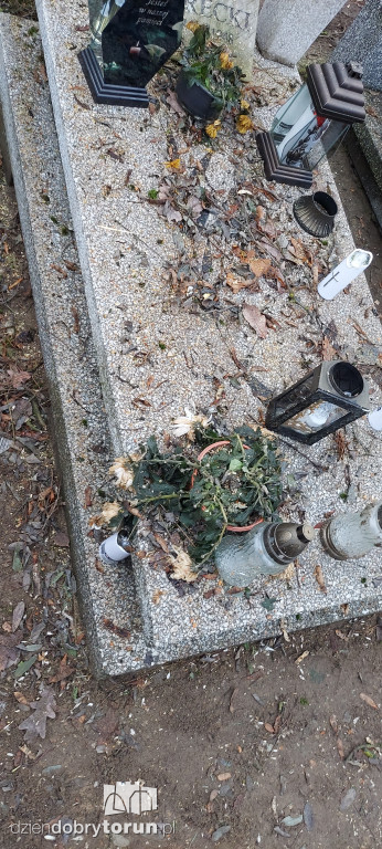 Zniszczenia po pracach na cmentarzu