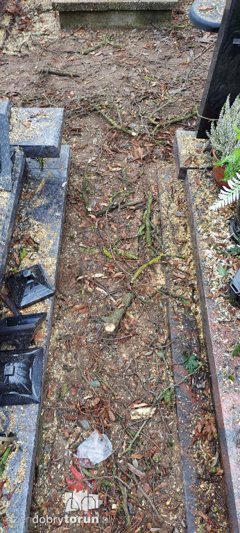 Zniszczenia po pracach na cmentarzu