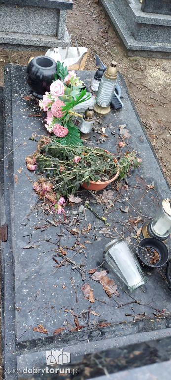 Zniszczenia po pracach na cmentarzu
