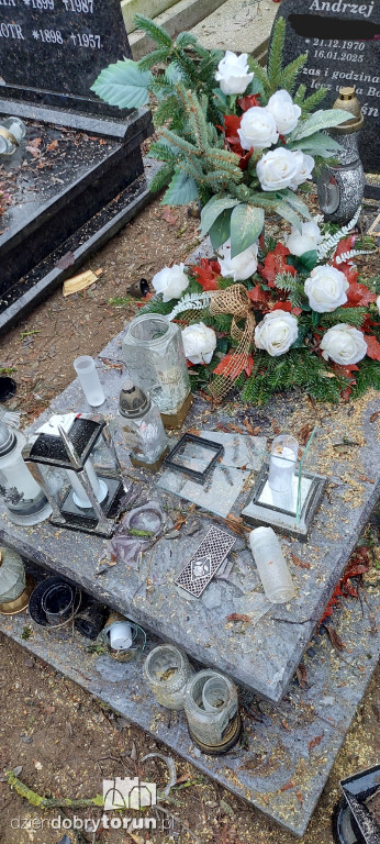 Zniszczenia po pracach na cmentarzu