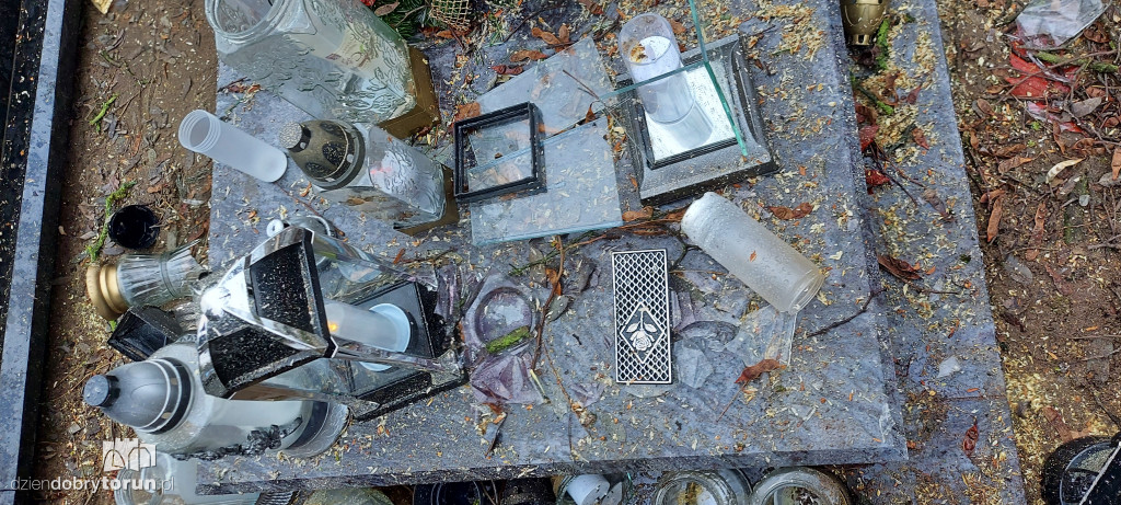 Zniszczenia po pracach na cmentarzu
