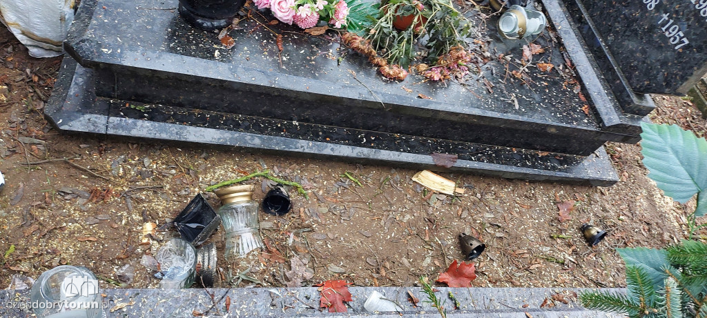 Zniszczenia po pracach na cmentarzu