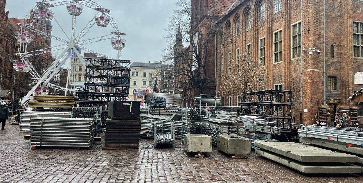 Na starówce powstaje scena sylwestrowa