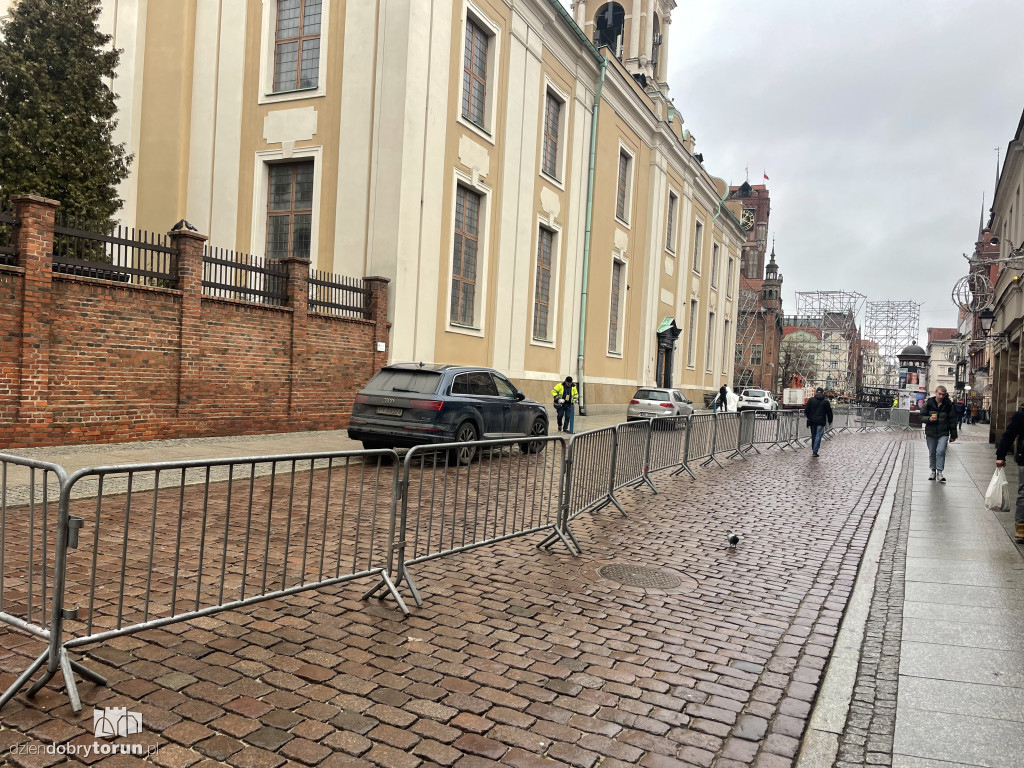 Na starówce powstaje scena sylwestrowa