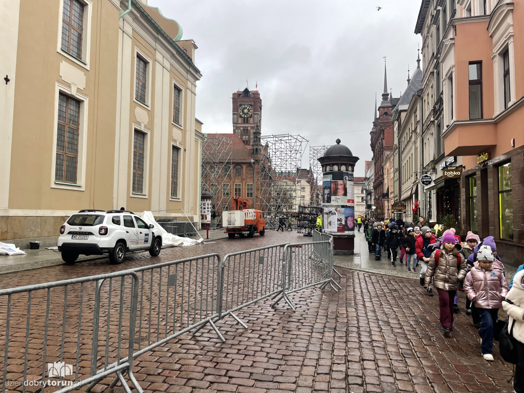 Na starówce powstaje scena sylwestrowa