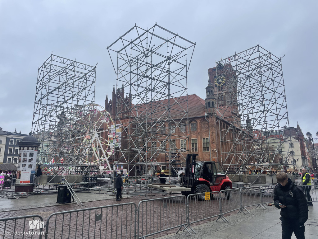 Na starówce powstaje scena sylwestrowa