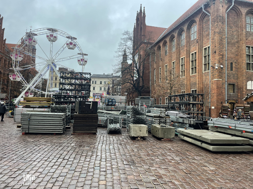 Na starówce powstaje scena sylwestrowa