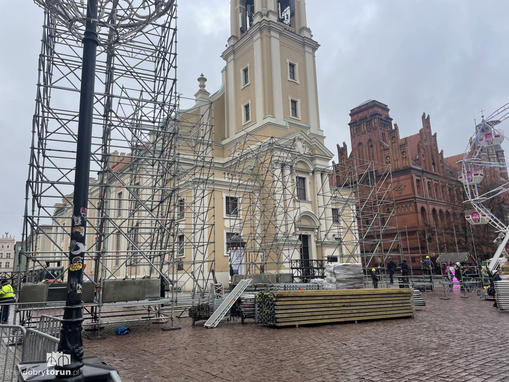 Na starówce powstaje scena sylwestrowa