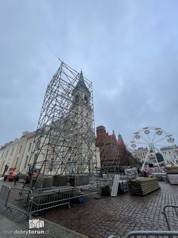 Na starówce powstaje scena sylwestrowa