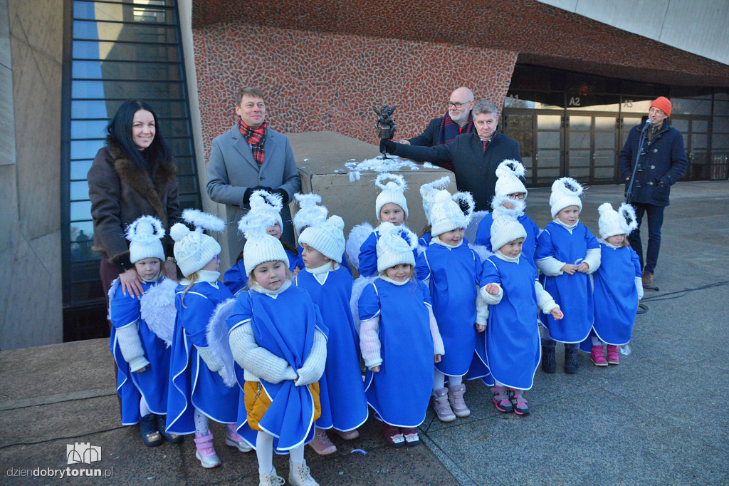 Nowy aniołek przed CKK Jordanki