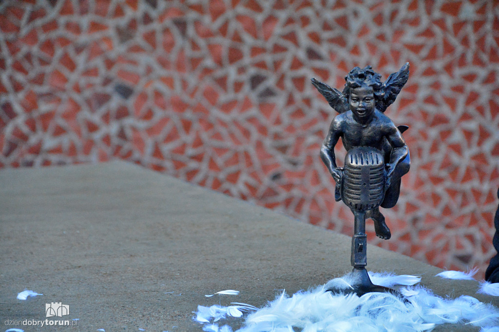 Nowy aniołek przed CKK Jordanki