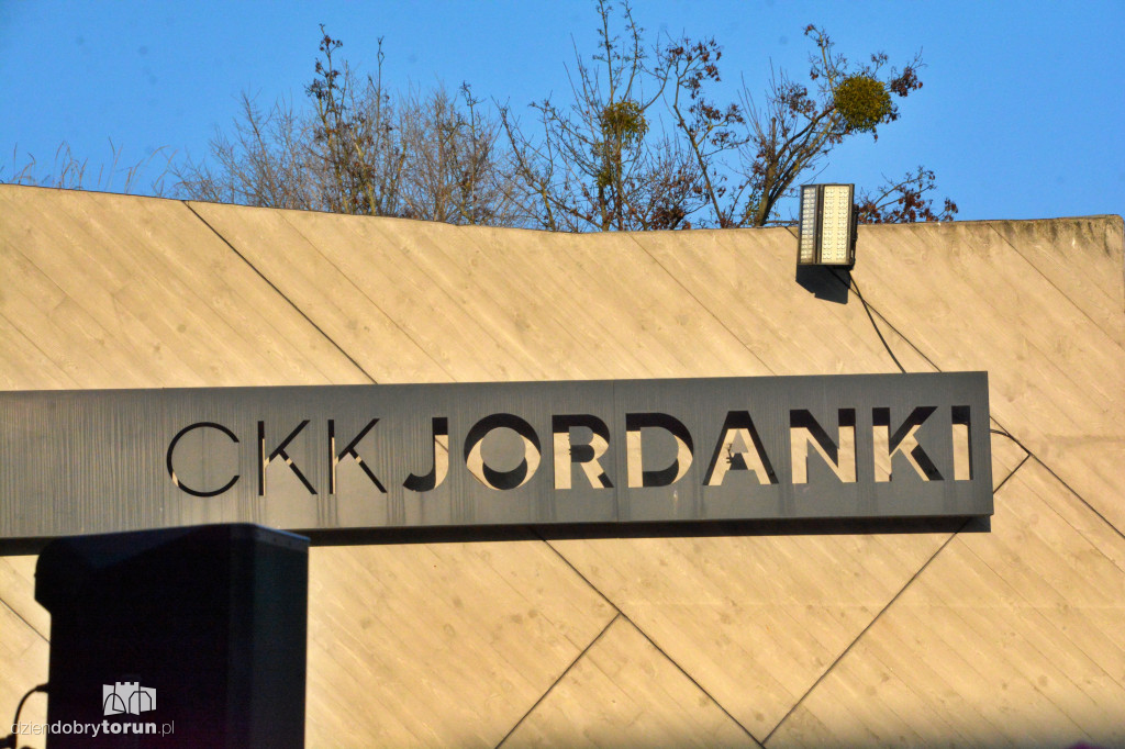 Nowy aniołek przed CKK Jordanki