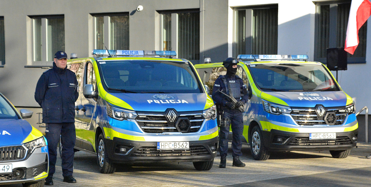 Przekazanie wozów dla policji