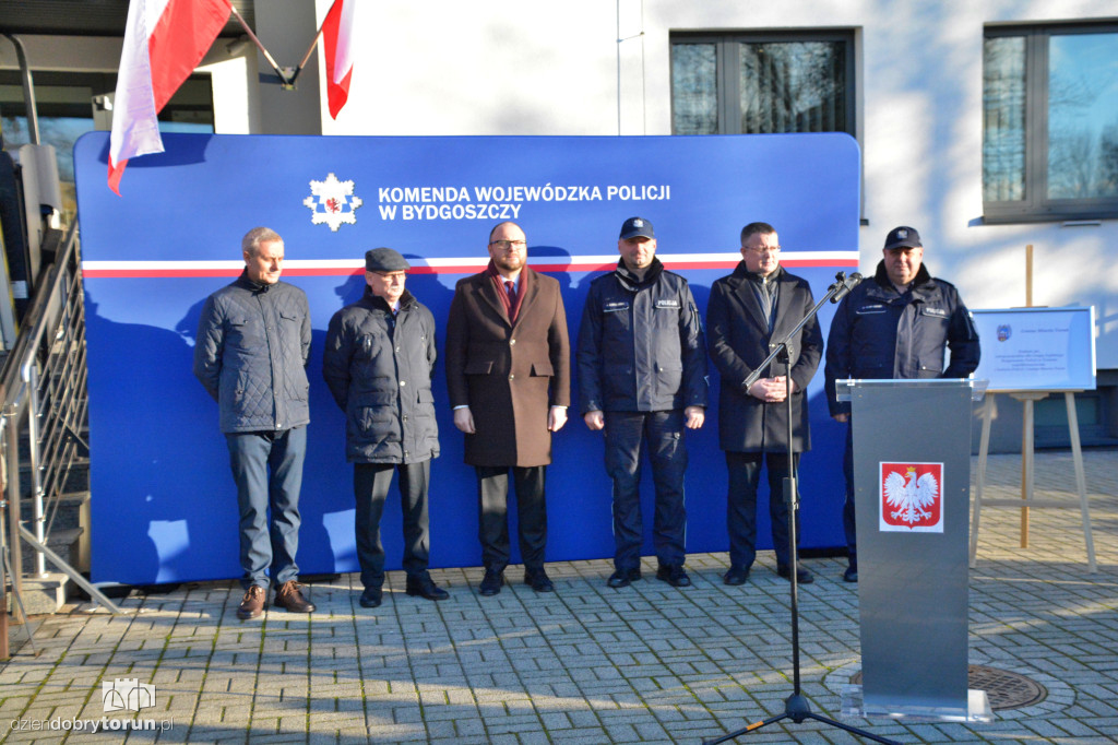 Przekazanie wozów dla policji