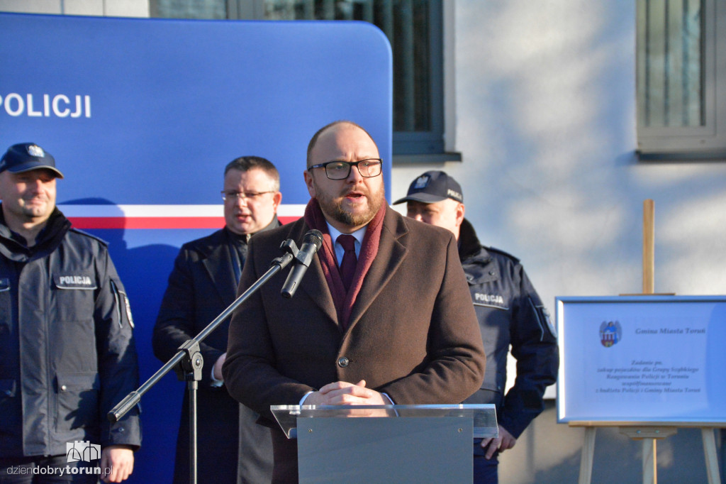 Przekazanie wozów dla policji